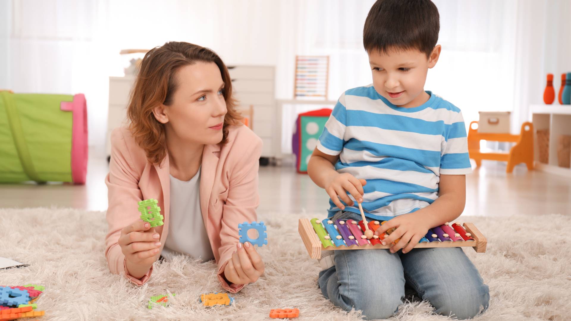 What happens in an autism assessment_ (1) a child playing with toys while talking to a therapist